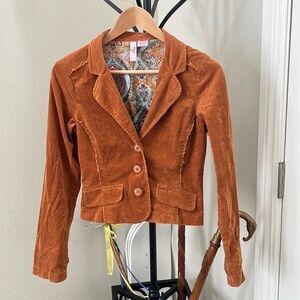 Women’s rust corduroy fitted crop jacket. Size S